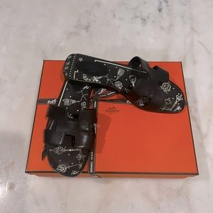 Hermes Oran Sandal in Size 36 - black
